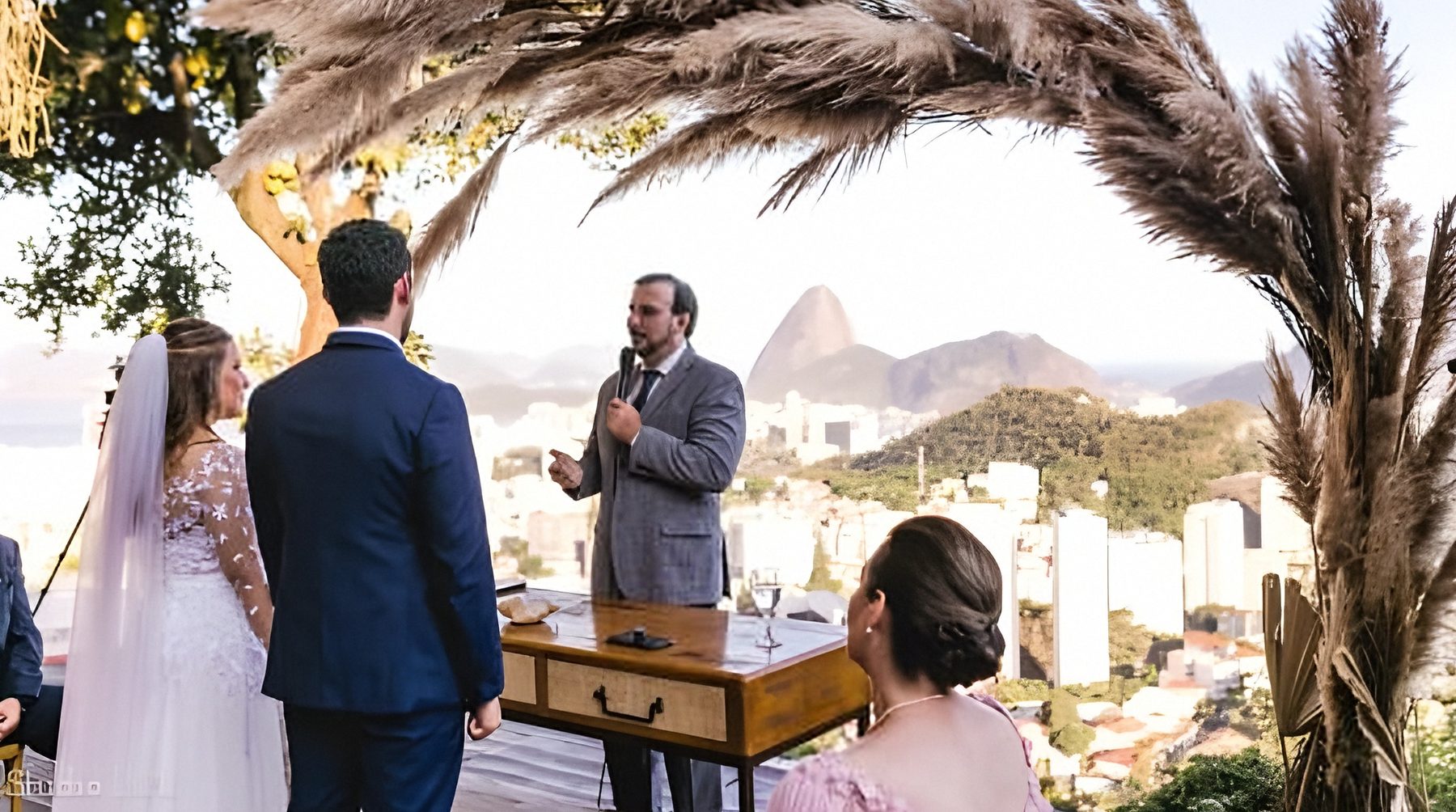 Renato Gonçalves celebrando casamento com vista para o Pão de Açúcar, Rio de Janeiro